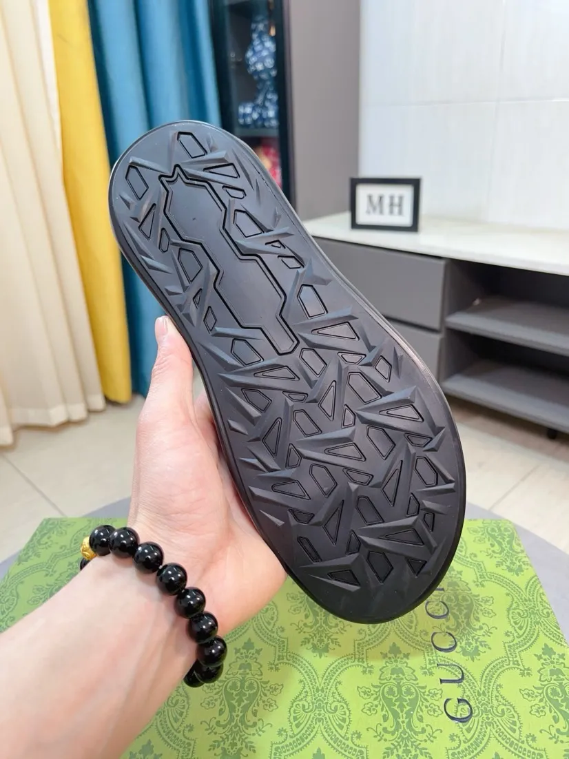 Men's shoes 💰260🌹🌹 (gucci-Gucci) New men's slippers, high-end boutique, made of cowhide, with exquisite embossed logo decoration on the upper, fine workmanship, super soft soles, casual, loose and comfortable, a must-have in summer! \nsize：38-44